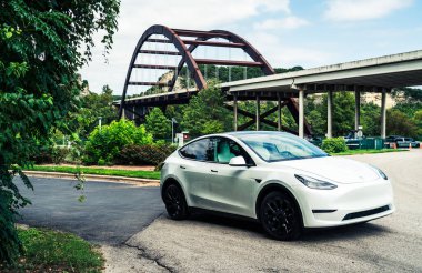 Austin, Teksas / ABD - 12 Eylül 2020: Tesla Model Y beyaz parkedildi 