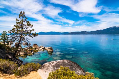  Kıyı şeridi boyunca kayalık kıyı, manzara