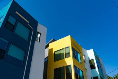 Mavi gökyüzü arka planında renkli binalar, ABD