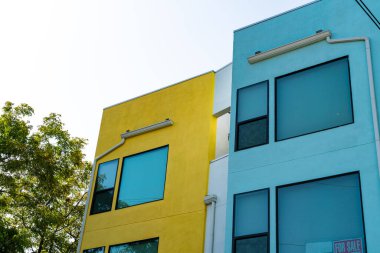 Mavi gökyüzü arka planında renkli binalar, ABD