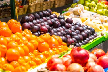 taze organik meyveler, portakallar, pazarda erikler 