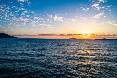 Denizin üzerinde güzel bir gün batımı