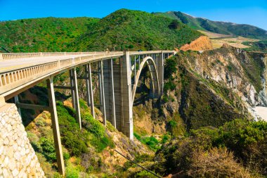  Köprü ile güzel deniz kıyısı görüntüsü 