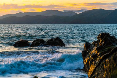  Kıyı şeridi boyunca kayalık kıyı, manzara