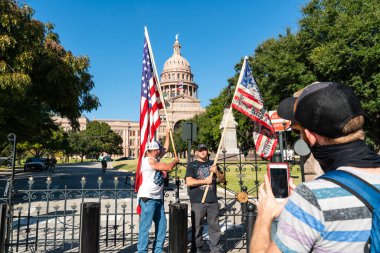 Austin, Teksas / ABD - 8 Kasım 2020: Austin Trump Protestosu 'ndaki Protestocular grubu ve Teksas Eyalet Meclisi' ndeki Biden Kutlamaları