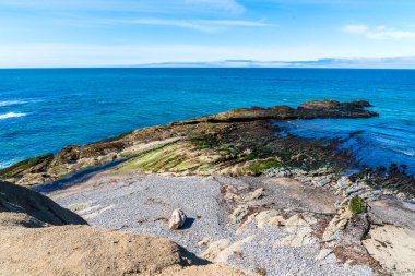  Kıyı şeridi boyunca kayalık kıyı, manzara