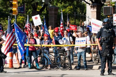 Austin, Teksas / ABD - 8 Kasım 2020: Austin Trump Protestosu 'ndaki Protestocular grubu ve Teksas Eyalet Meclisi' ndeki Biden Kutlamaları