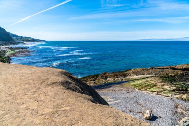  Kıyı şeridi boyunca kayalık kıyı, manzara