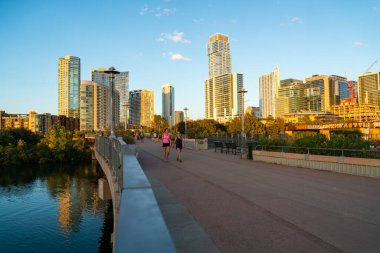 Austin, TX, ABD - 21 Ekim 2020: Austin Texas 'ın merkezindeki Sunset' teki Skyline Cityscape 'te zombiler ve bisikletçilerle Kasaba Pedestrian Köprüsü' nün tadını çıkarmak