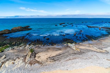  Kıyı şeridi boyunca kayalık kıyı, manzara