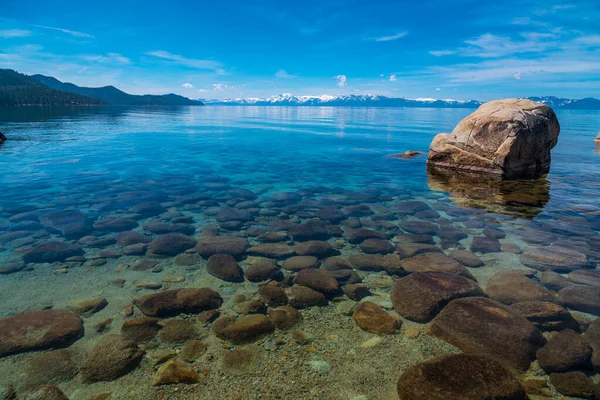  Kıyı şeridi boyunca kayalık kıyı, manzara