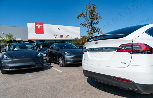 Austin, Teksas, ABD - 11 Kasım 2020: Tesla Motors şu anda Pond Springs 'in kuzeybatısında, TX