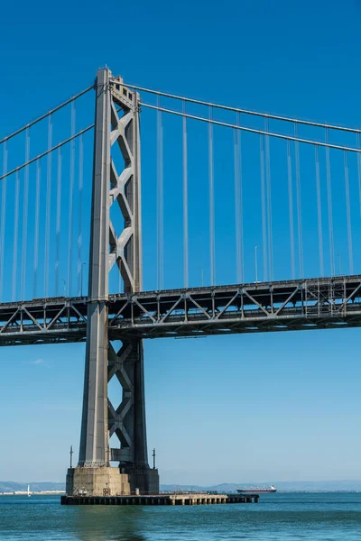 Oakland 'dan San Francisco Körfez Köprüsü' ne kadar olan uzun altyapı planı güneşli bir öğleden sonra Kaliforniya, San Francisco sahilinde büyük bir asma köprü ile Bay Area 'yı geçiyor.