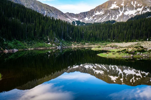 Dağlardaki güzel göl, doğa.