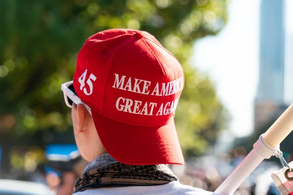 Austin, Teksas / ABD - 8 Kasım 2020: Texas Eyalet Meclisi 'nde Austin Trump Protestoları ve Biden Kutlamaları' nda Amerika 'yı yeniden büyük bir şapka yap. bir ters Maga Kapağı