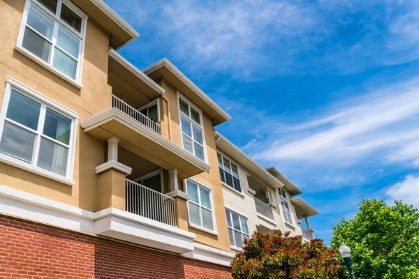 Mavi gökyüzü ile modern apartmanlar