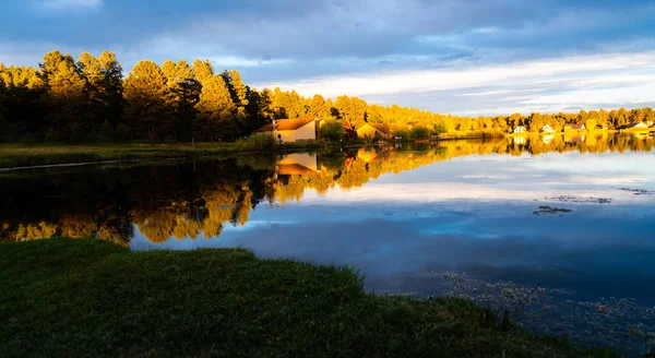 美丽多彩的秋天 湖滨边的民居 — 图库照片