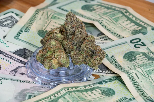 Marihuana Konopí Květiny Vrcholu Hotovosti Peníze Nahromaděné Vydělávání Peněz Trhu — Stock fotografie