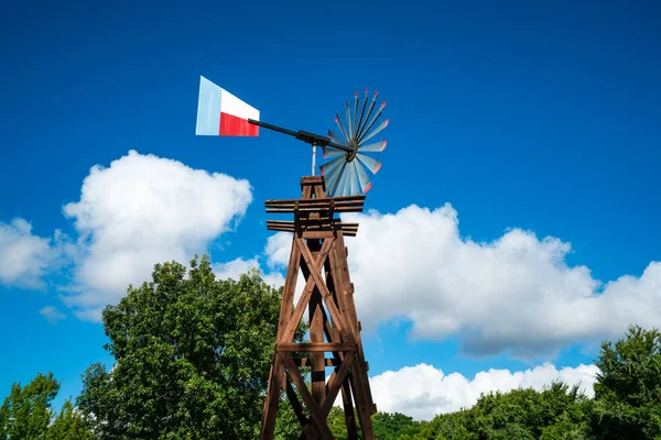 Gün batımında bayrak şeklinde kuyruğuyla yel değirmeni 