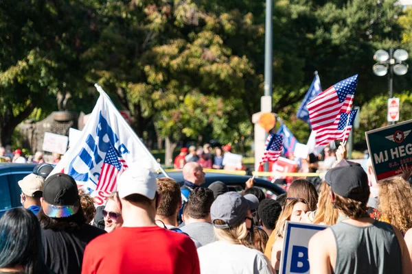 Austin, Teksas / ABD - 8 Kasım 2020: Austin Trump Protestosu 'ndaki Protestocular grubu ve Teksas Eyalet Meclisi' ndeki Biden Kutlamaları