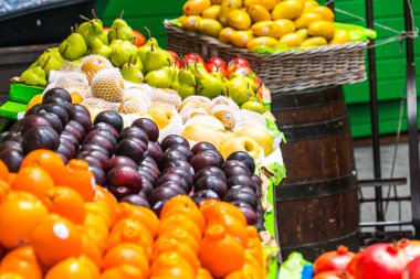 taze organik meyveler, portakallar, pazarda erikler 