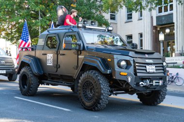 Arabasında mikrofon olan bir adam. 