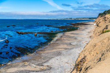  Kıyı şeridi boyunca kayalık kıyı, manzara