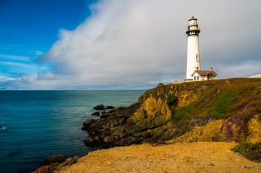 Batı yakası, Kuzey Kaliforniya Güvercin Noktası Deniz feneri ve Pasifik kıyısı karayolu, tarihi deniz feneri işaretli sahil şeridi.