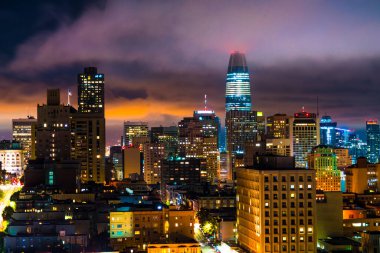 San Fransisco Körfezi 'nde gece ışıklar parlıyor. ABD Ufuk çizgisi şehir manzarası.