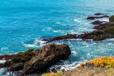  Kıyı şeridi boyunca kayalık kıyı, manzara