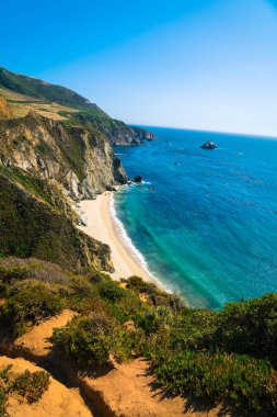  Kıyı şeridi boyunca kayalık tropikal mükemmel bir seyahat noktası inanılmaz Pasifik Okyanusu manzarası güneşli bir sabah dağı ve su manzarası