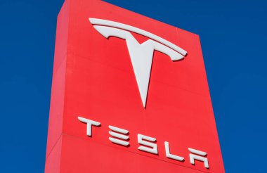 Austin, Teksas, ABD - 11 Kasım 2020: Tesla Motors şu anda Austin TX 'in kuzeybatısında Pond Springs' in yoğun konumuna sahip bir SP500 şirketi