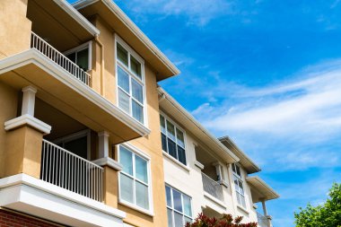 Mavi gökyüzü arka planında renkli binalar, ABD