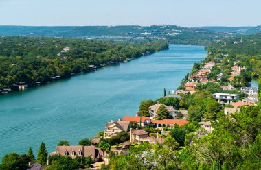  Yazın Bonnell Dağı doğadaki Austin, Teksas, ABD 'deki renkli çatı ve konak manzarası