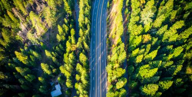  Ağaçlı ve yollu manzara, hava...