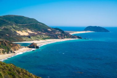  Kıyı şeridi boyunca kayalık tropikal mükemmel bir seyahat noktası inanılmaz Pasifik Okyanusu manzarası güneşli bir sabah dağı ve su manzarası