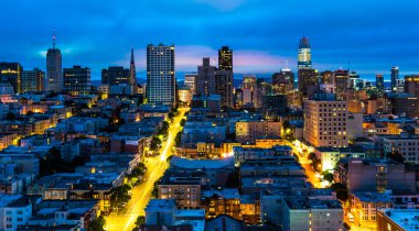 San Fransisco Körfezi 'nde gece ışıklar parlıyor. ABD Ufuk çizgisi şehir manzarası.