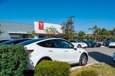 Austin, Teksas, ABD - 11 Kasım 2020: Tesla Motors şu anda Pond Springs 'in kuzeybatısında, TX