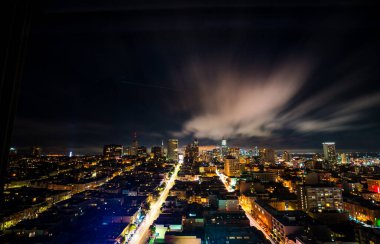 San Fransisco Körfezi 'nde gece ışıklar parlıyor. ABD Ufuk çizgisi şehir manzarası.