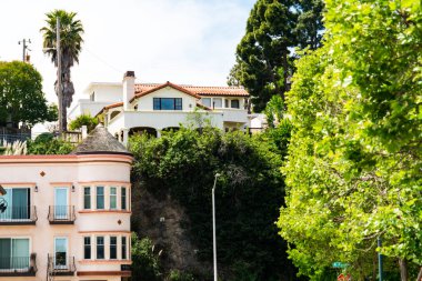 Mavi gökyüzü arka planında renkli binalar, ABD