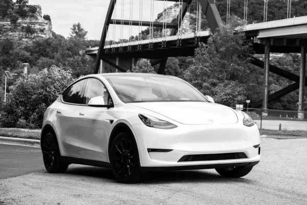Austin, Teksas / ABD - 12 Eylül 2020: Tesla Model Y beyaz parkedildi 
