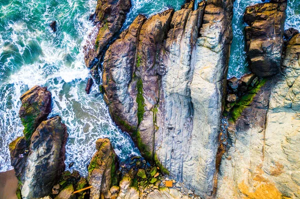 바위투성이 지방의해 해안선은 아침의 태평양 과물의 경치를 놀라운 목적지이다 — 스톡 사진