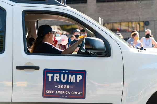 テキサス州オースティン 2020年11月8日 テキサス州議事堂でのオースティン トランプ プロテストとバイデン セレブレーションのプロテスタントグループ — ストック写真