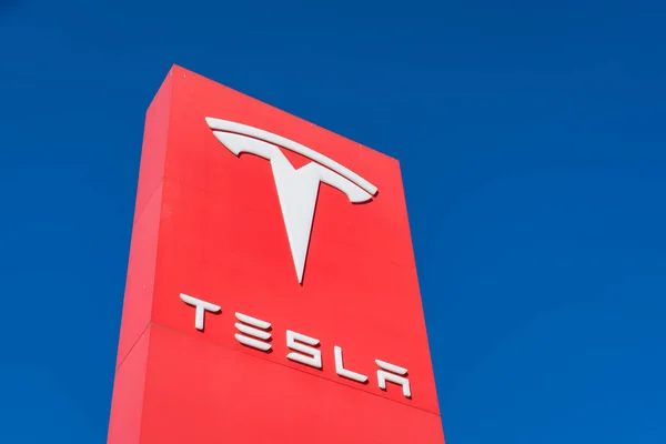 Austin, Teksas, ABD - 11 Kasım 2020: Tesla Motors şu anda Austin TX 'in kuzeybatısında Pond Springs' in yoğun konumuna sahip bir SP500 şirketi