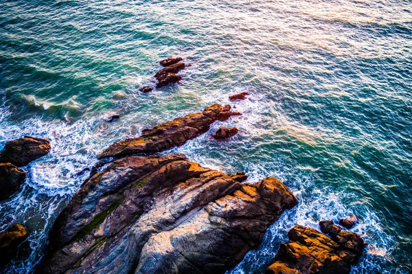 바위투성이 지방의해 해안선은 아침의 태평양 과물의 경치를 놀라운 목적지이다 — 스톡 사진