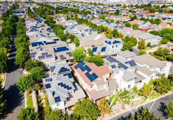 Ayrılmış evleri olan küçük bir kasabanın hava görüntüsü.