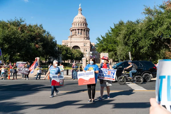 テキサス州オースティン 2020年11月8日 テキサス州議事堂でのオースティン トランプ プロテストとバイデン セレブレーションのプロテスタントグループ — ストック写真