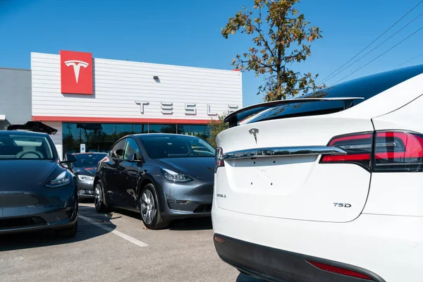 Austin, Teksas, ABD - 11 Kasım 2020: Tesla Motors şu anda Pond Springs 'in kuzeybatısında, TX