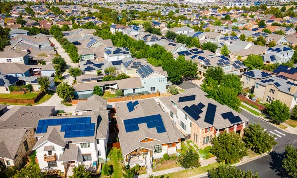 Ayrılmış evleri olan küçük bir kasabanın hava görüntüsü.