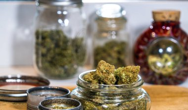 Kristal çiçekler Marihuana Kenevir Borsası yeni ot müşterileri ile patlama yaşıyor ve büyük Mükemmel Kenevir Çiçeği THC CBD sağlık hizmeti ile Amerika genelinde esrar dükkanları genişliyor